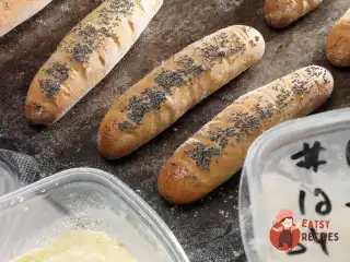 Багети з картопляними пластівцями та маком