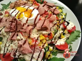 Салат з руколою, яйцем пашот та тунцем