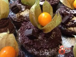 Шоколадні капкейки з фізалісом