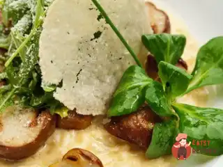 Салат з руколи з печерицями та пармезаном