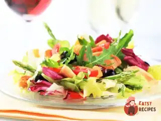 Салат із запечених помідорів з горіхами та беконом.