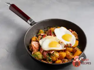 Смажена картопля з яйцем по-сільському