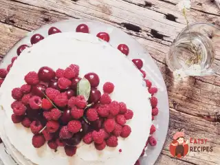 Шоколадний торт із вишневим конфітюром