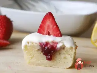 Лимонні капкейки з малиновим джемом