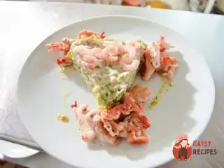Салат з курки з креветками, корнішонами, каперсами та зеленим горошком