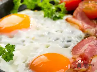 Яєчня з беконом та помідорами