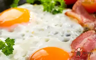 Яєчня З Беконом Та Помідорами