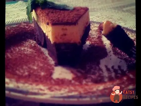 Торт трюфельний з мусом із білого шоколаду.