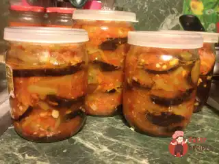 Консервовані баклажани у томатному соусі