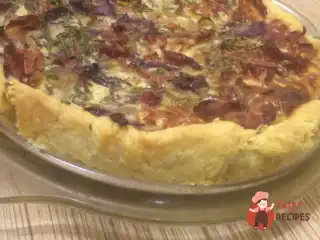 Ельзаський пиріг з цибулею та беконом