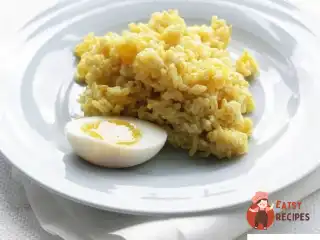 Смажена рисова каша з яйцем