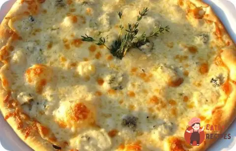 Піца з сиром Дор-блю та ананасами