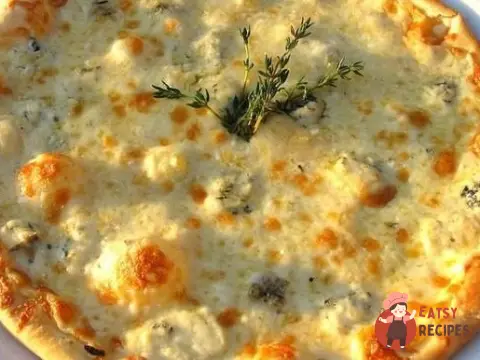 Піца з сиром Дор-блю та ананасами