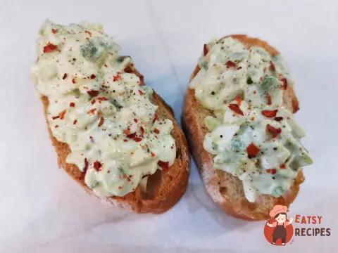 Соус-намазка з авокадо та перепелиних яєць.