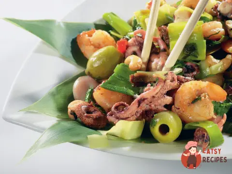 Теплий салат з пореєм та морепродуктами