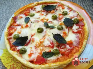 Італійська піца з сиром моцарелла