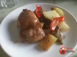 Запечена курка з овочами у солодко-кислому соусі