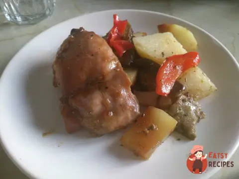 Запечена курка з овочами у солодко-кислому соусі