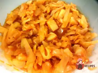 Тушкована капуста з картоплею