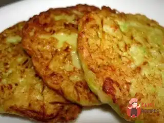 Солодкі оладки з кабачків та яблук