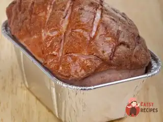 Французький м'ясний хліб з чорносливом та фісташками