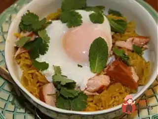 Кеджери (копчена сьомга з рисом, цибулею та яйцем)