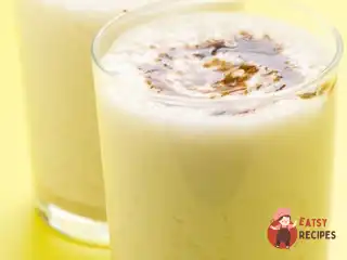 Бананово-карамельний мілкшейк з карамельним соусом