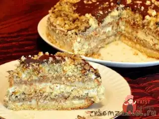 Бісквітний торт з яблучно-горіховою начинкою