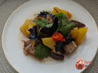 Яловичина з баклажанами та чері в духовці