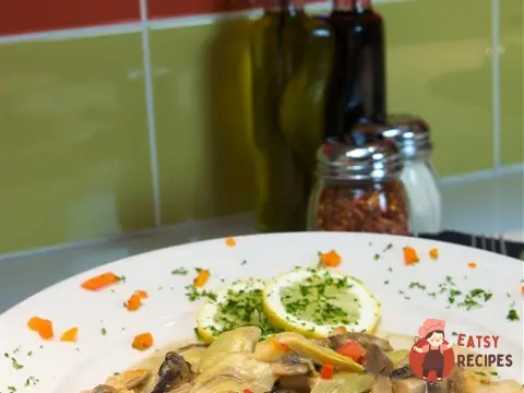 Курка у вершковому соусі з грибами