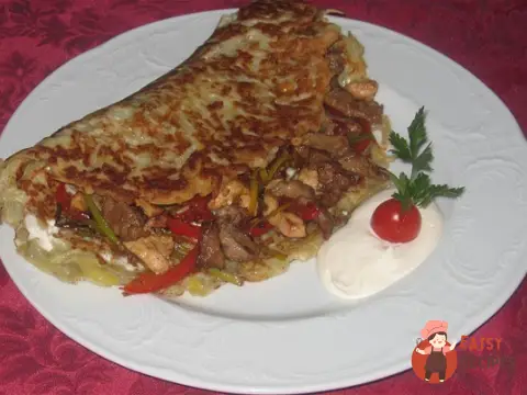 Картопляний коржик з м'ясом та овочами