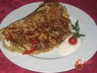 Картопляний коржик з м'ясом та овочами