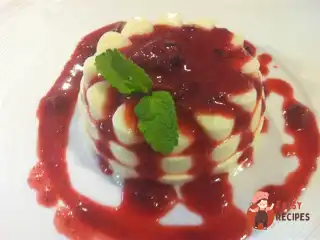 Панна кота з ягідним соусом.