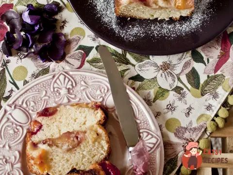 Пиріг з карамелізованими сливами