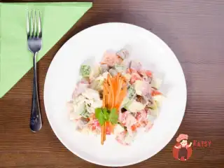 Літній салат з беконом та волоськими горіхами