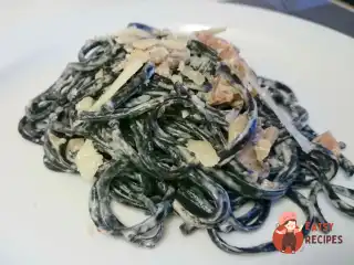 Паста з чорнилом каракатиці та соусом карбонару