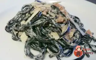 Паста З Чорнилом Каракатиці Та Соусом Карбонару