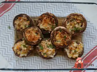 Печериці з курячим фаршем та сулугуні