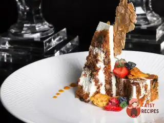 Морквяний торт із кремовою шапкою та свіжими ягодами