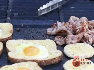 Яйця в тостах із меленим перцем