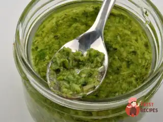Песто з кінзи, мигдалю та червоної цибулі