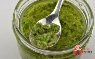 Песто З Кінзи, Мигдалю Та Червоної Цибулі
