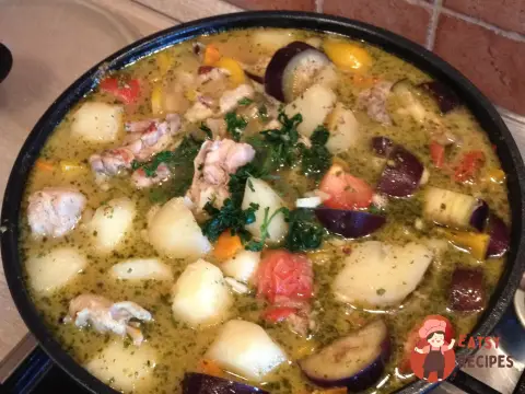 Тушкована курка з картоплею і баклажанами