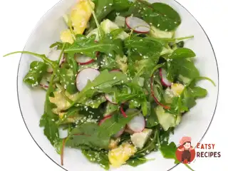 Салат з авокадо, персика та редиски