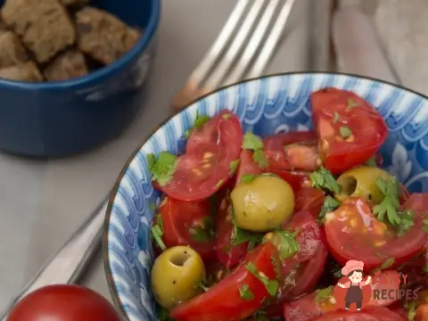 Салат сальса з помідорами та зеленими оливками