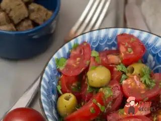 Салат сальса з помідорами та зеленими оливками