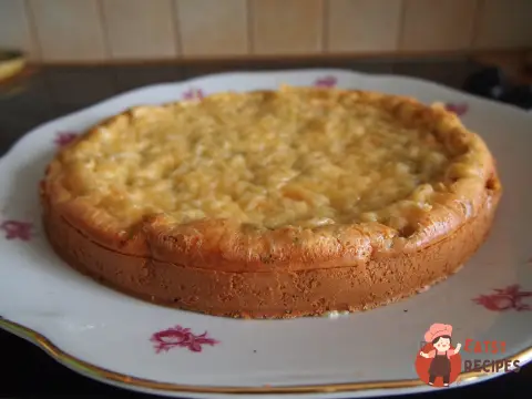 Пиріг із зеленою цибулею, куркою під сирною скоринкою