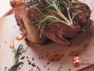 Курчата з грушею та синім сиром