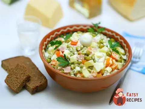 Російський салат з грибами