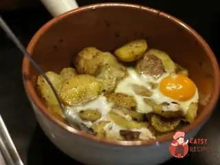 Картопля в духовці з яйцем